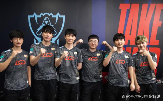 随着足球的 随着足球的